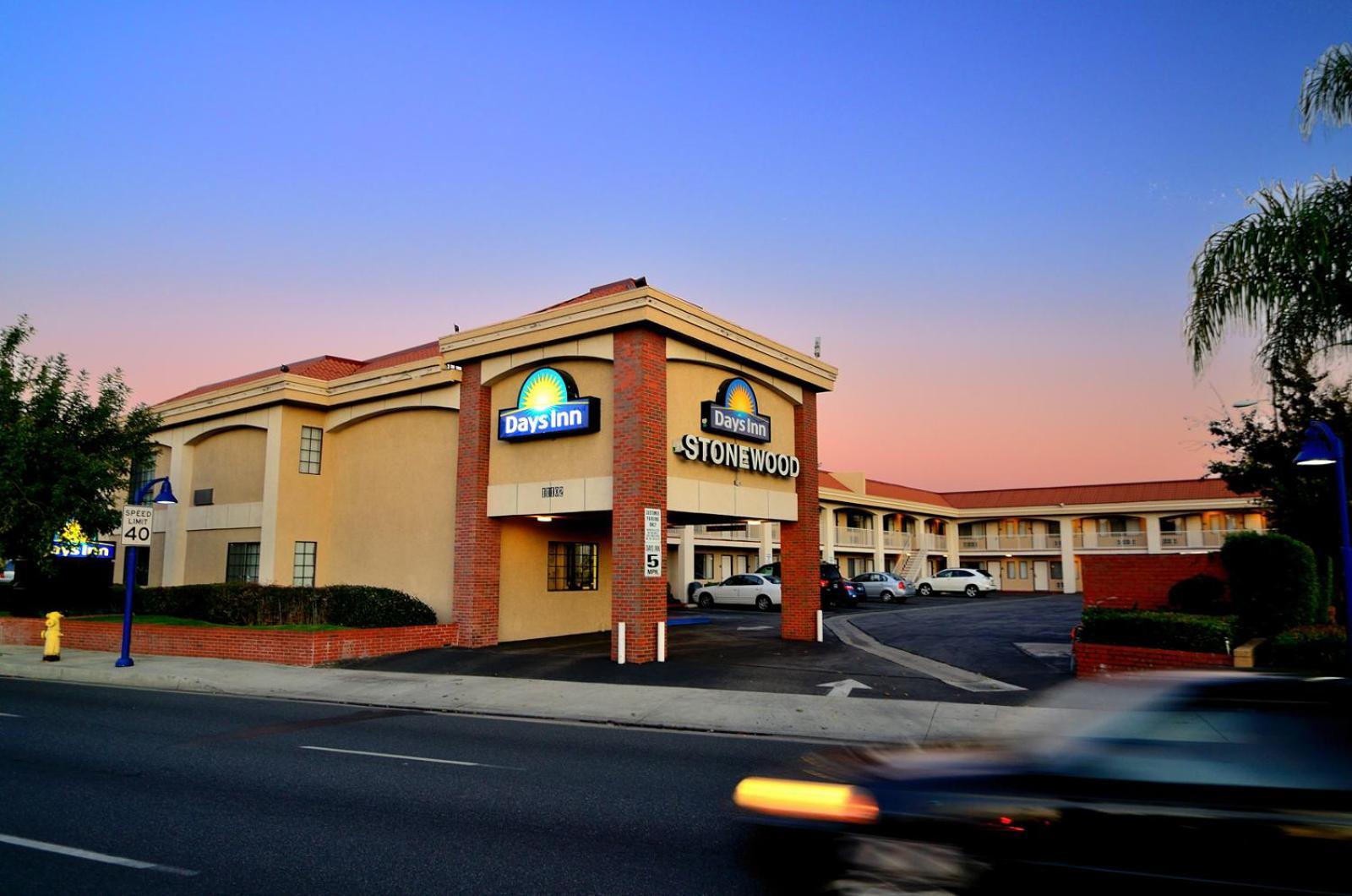 Days Inn By Wyndham Downey Bagian luar foto