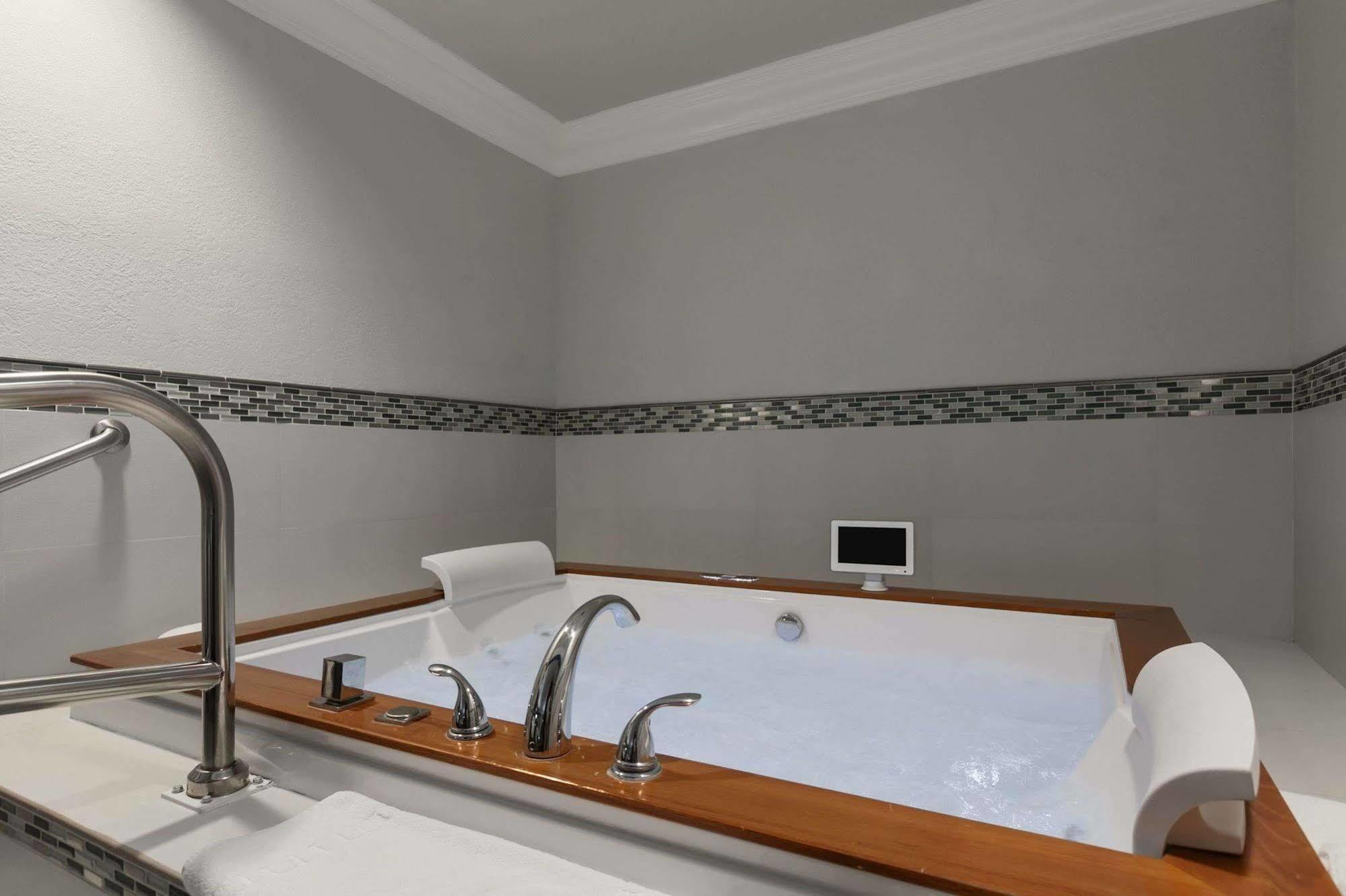 Days Inn By Wyndham Downey Bagian luar foto